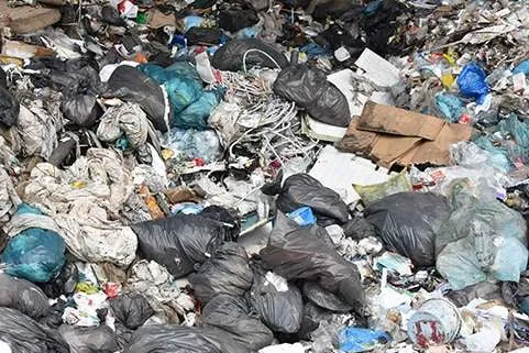 Worki nie poddane recyklingowi na wysypisku śmieci